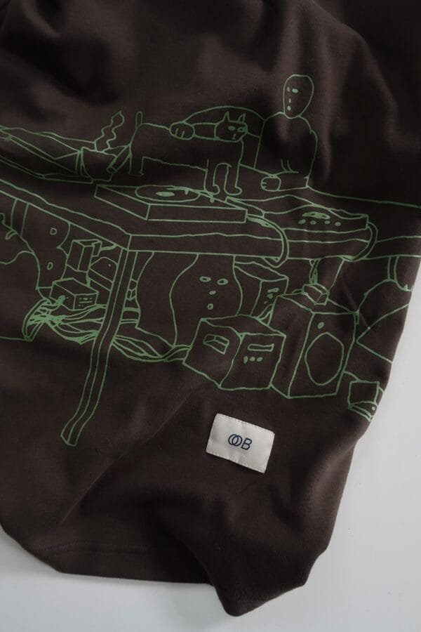 Alternative view of Camiseta OOB quarto da bagunça - Marrom café.