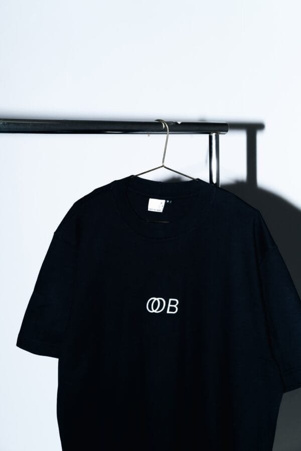 Alternative view of Camiseta OOB logo - Preta