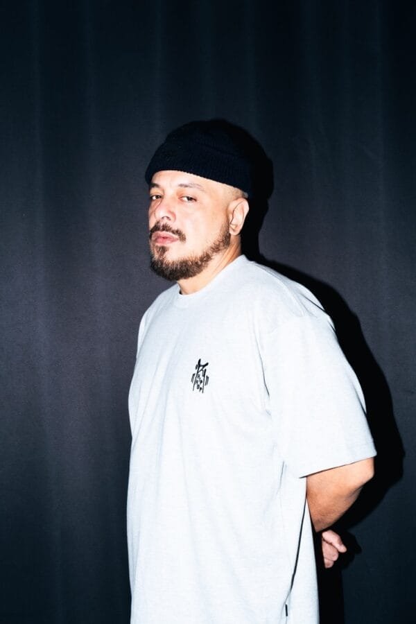 Alternative view of R Hip Hop - Rodrigo Ogi - Cinza mescla