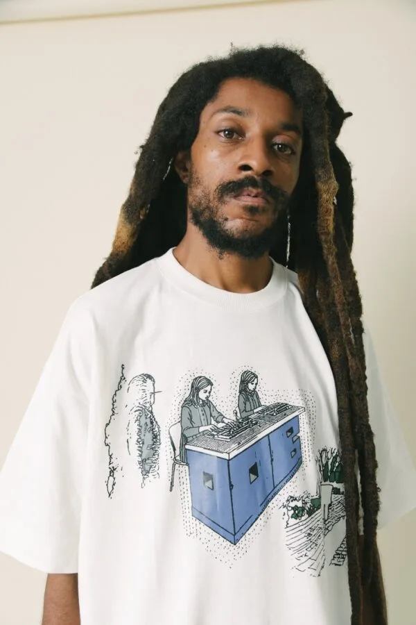 Alternative view of Camiseta boxy Out Of Box Producer - off white